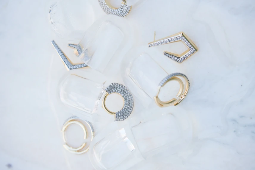 Gümüş Taşlı Yelpaze Tasarım Gold Küpe