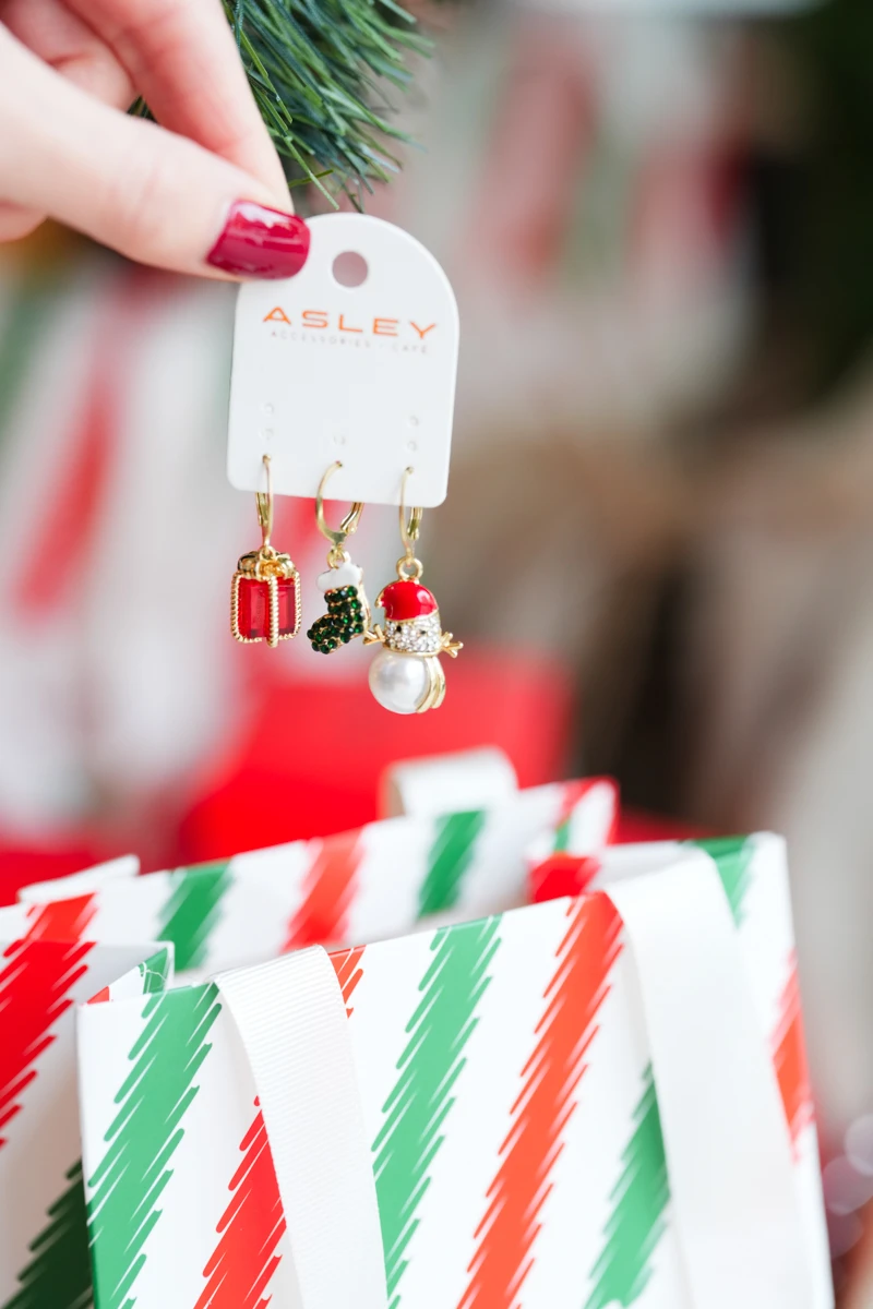 Yılbaşı Temalı Üçlü Gold Küpe Seti