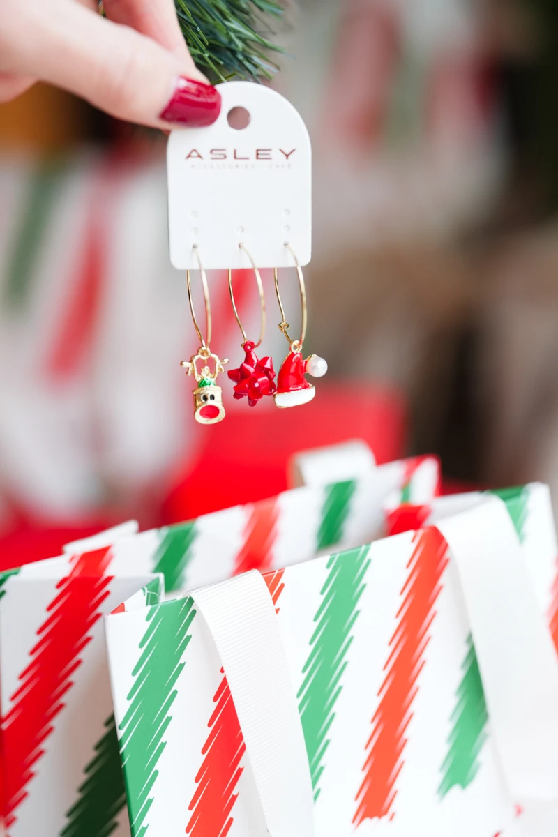 Yılbaşı Temalı Üçlü Gold Küpe Seti