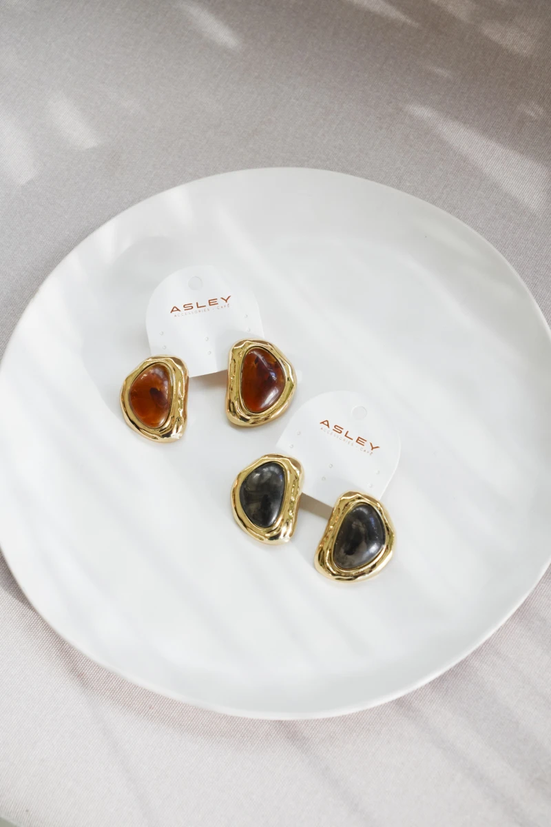 Dokulu Gold Çerçeve Detaylı Oval Plaka Tasarım Küpe