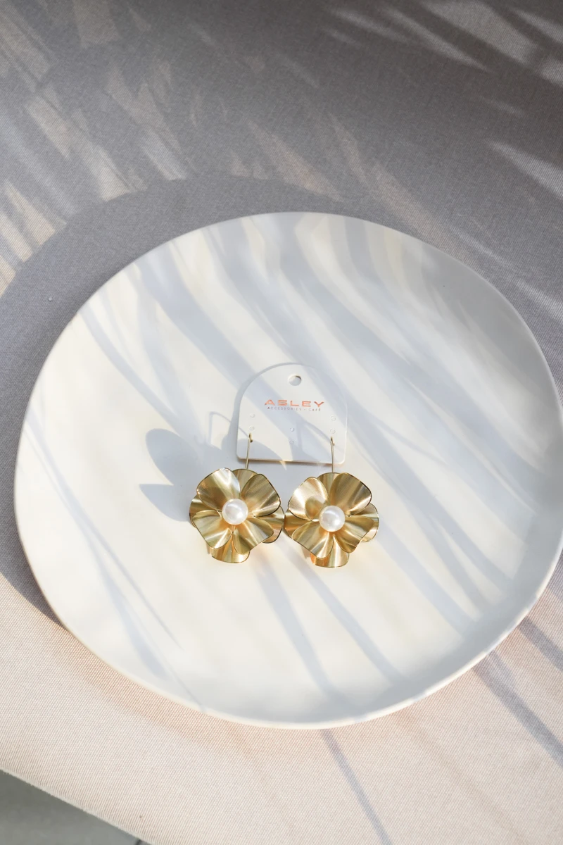 İnci Detaylı Çiçek Tasarım Gold Küpe