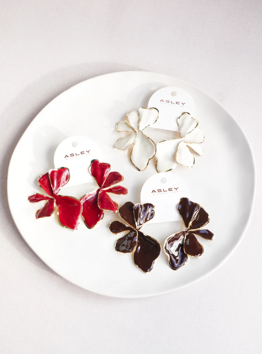 Mineli Yarım Çiçek Tasarım Gold Küpe