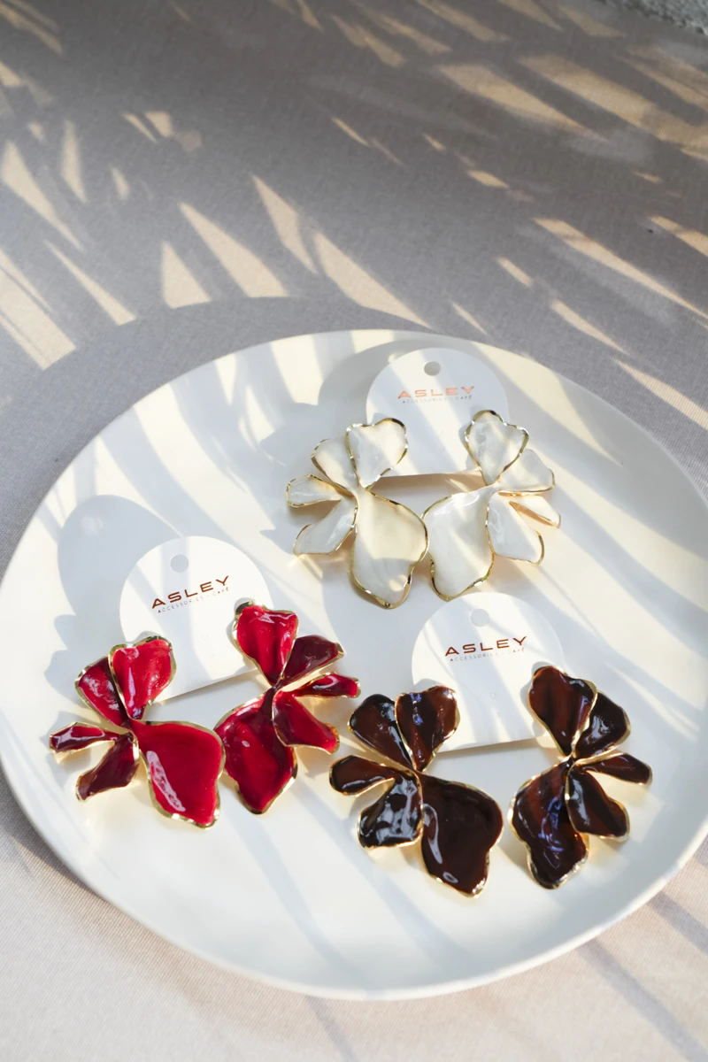 Mineli Yarım Çiçek Tasarım Gold Küpe