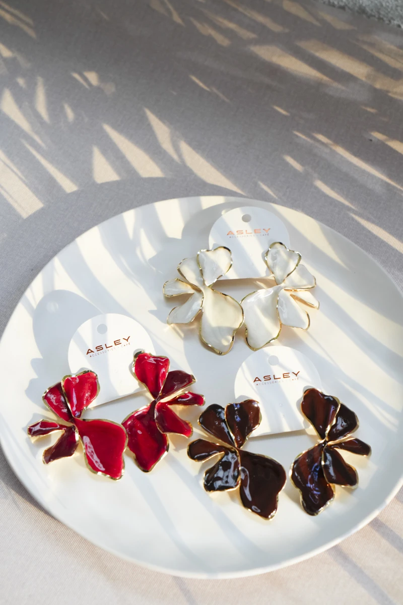 Mineli Yarım Çiçek Tasarım Gold Küpe