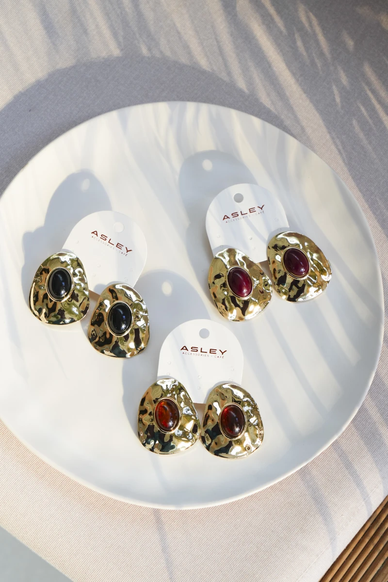 Oval Taş Detaylı Dokulu Plaka Tasarım Gold Küpe