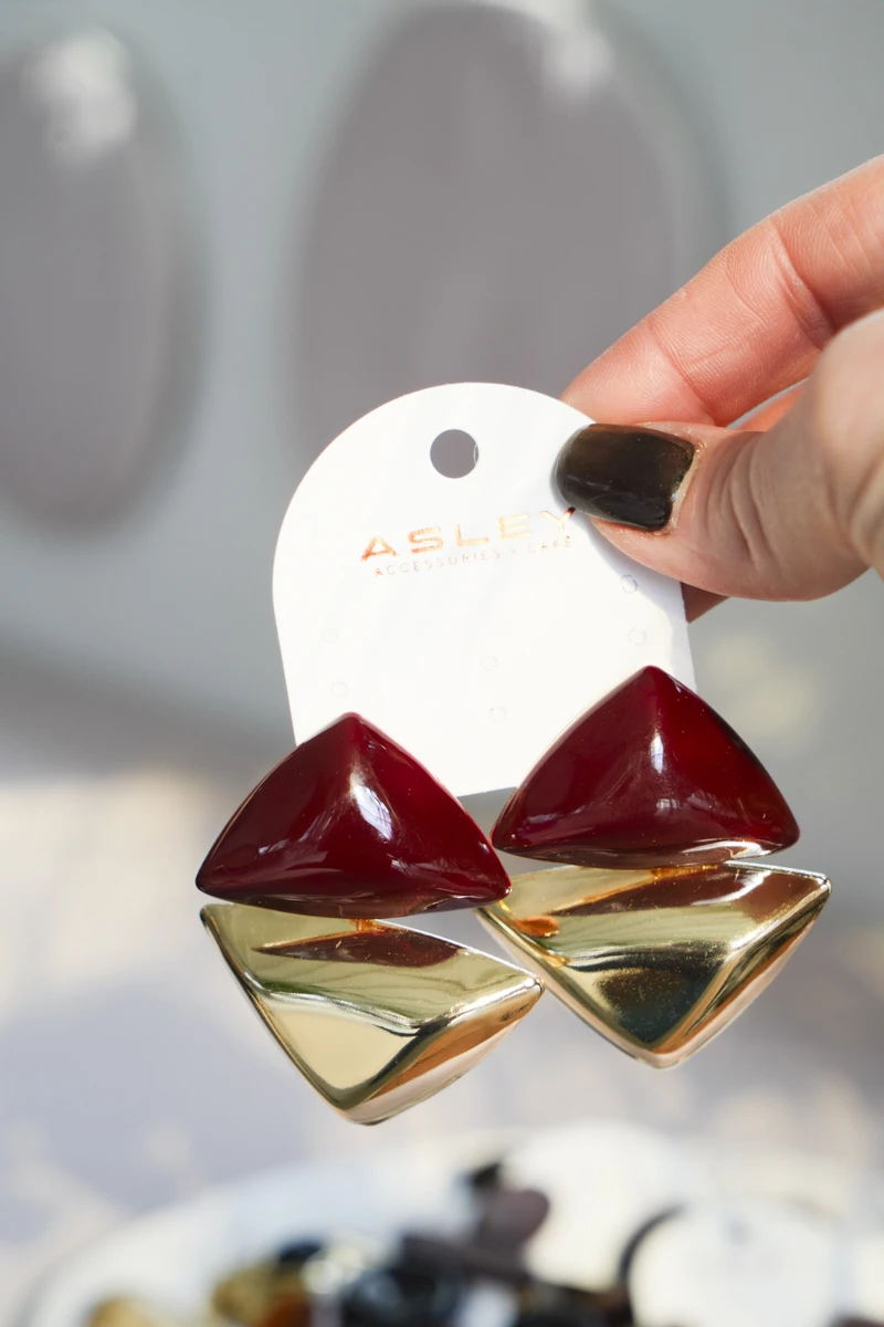 Renkli ve Metal Üçgen Tasarım Gold Küpe