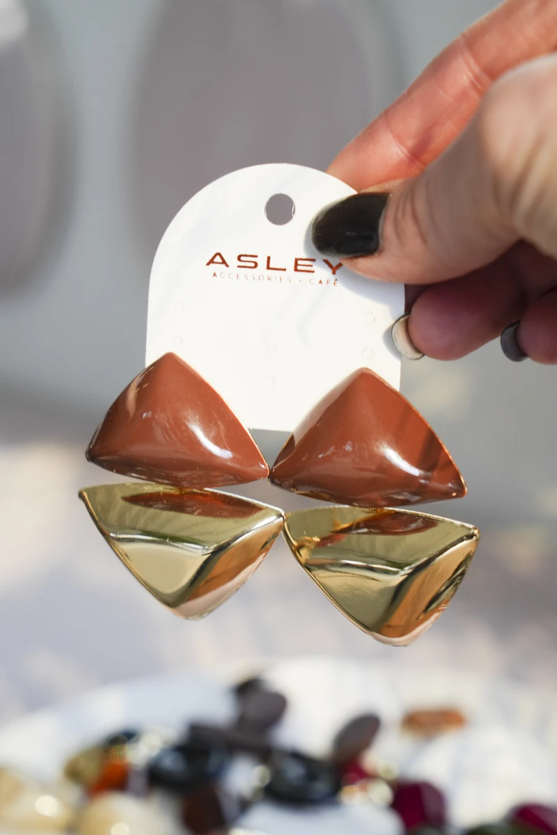 Renkli ve Metal Üçgen Tasarım Gold Küpe