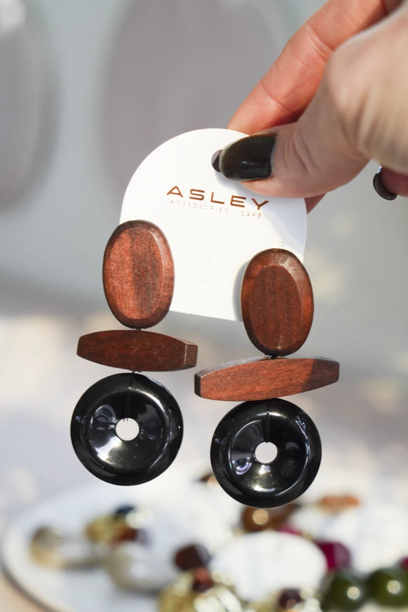 Siyah Daire Detaylı Ahşap Küpe