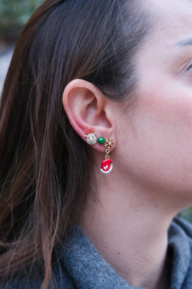 Geyik ve Şapka Detaylı Yılbaşı Temalı Üçlü Gold Küpe Seti