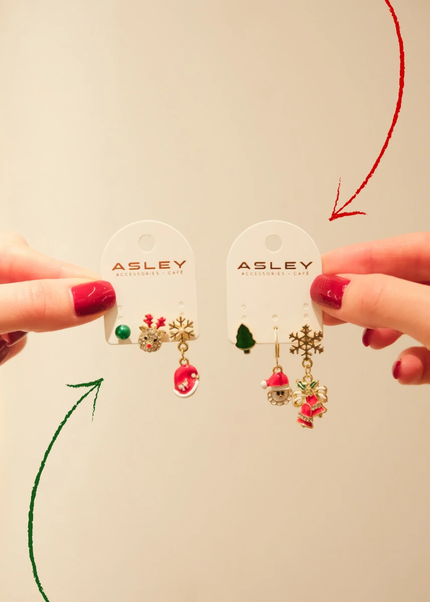 Geyik ve Şapka Detaylı Yılbaşı Temalı Üçlü Gold Küpe Seti