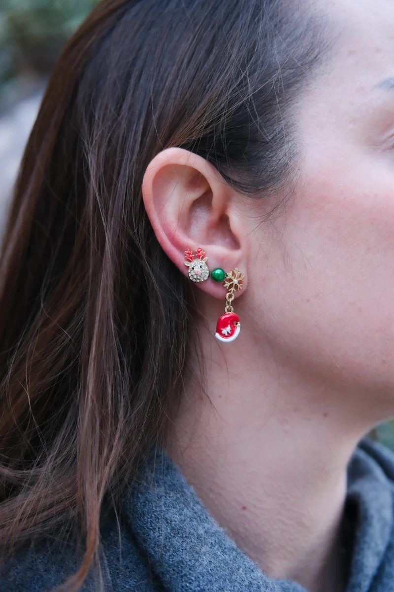 Geyik ve Şapka Detaylı Yılbaşı Temalı Üçlü Gold Küpe Seti