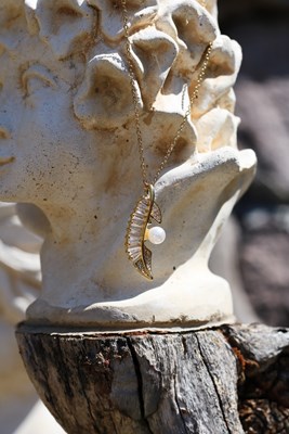 Baget ve Zirkon Taşlı İnci Detaylı Yaprak Tasarım Kolye