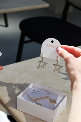 Taşlı Kayan Yıldız Tasarım Sallantılı Küpe