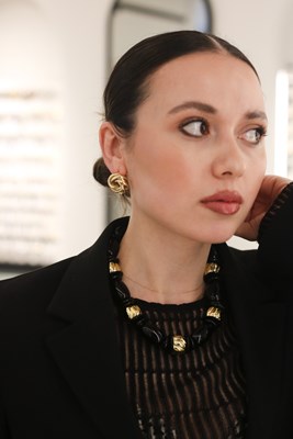 Gold Top Detaylı Siyah Tasarım Kolye