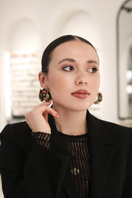 Renkli Taşlı ve İnci Detaylı Tasarım Küpe