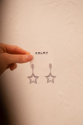 Taşlı İçi Boş Yıldız Sallantılı Küpe