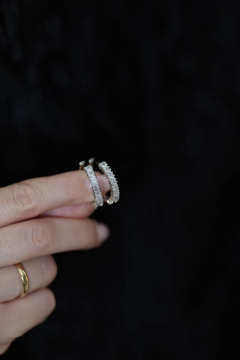 Kare Taş Sıralı Tasarım İnce Halka Küpe