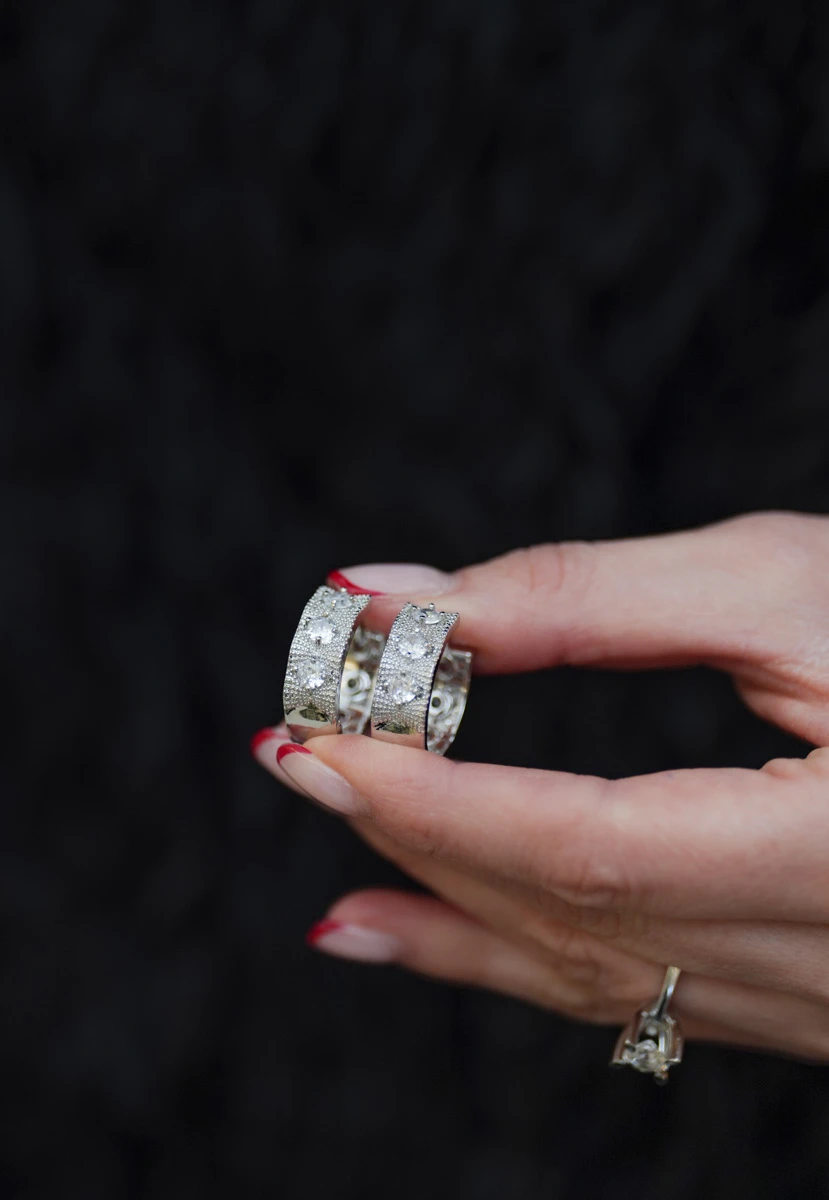 Yuvarlak Taş Detaylı Dokulu Halka Küpe