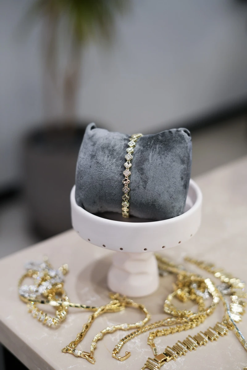 Taşlı ve Metal Minimal Yonca Sıralı Gold Bileklik