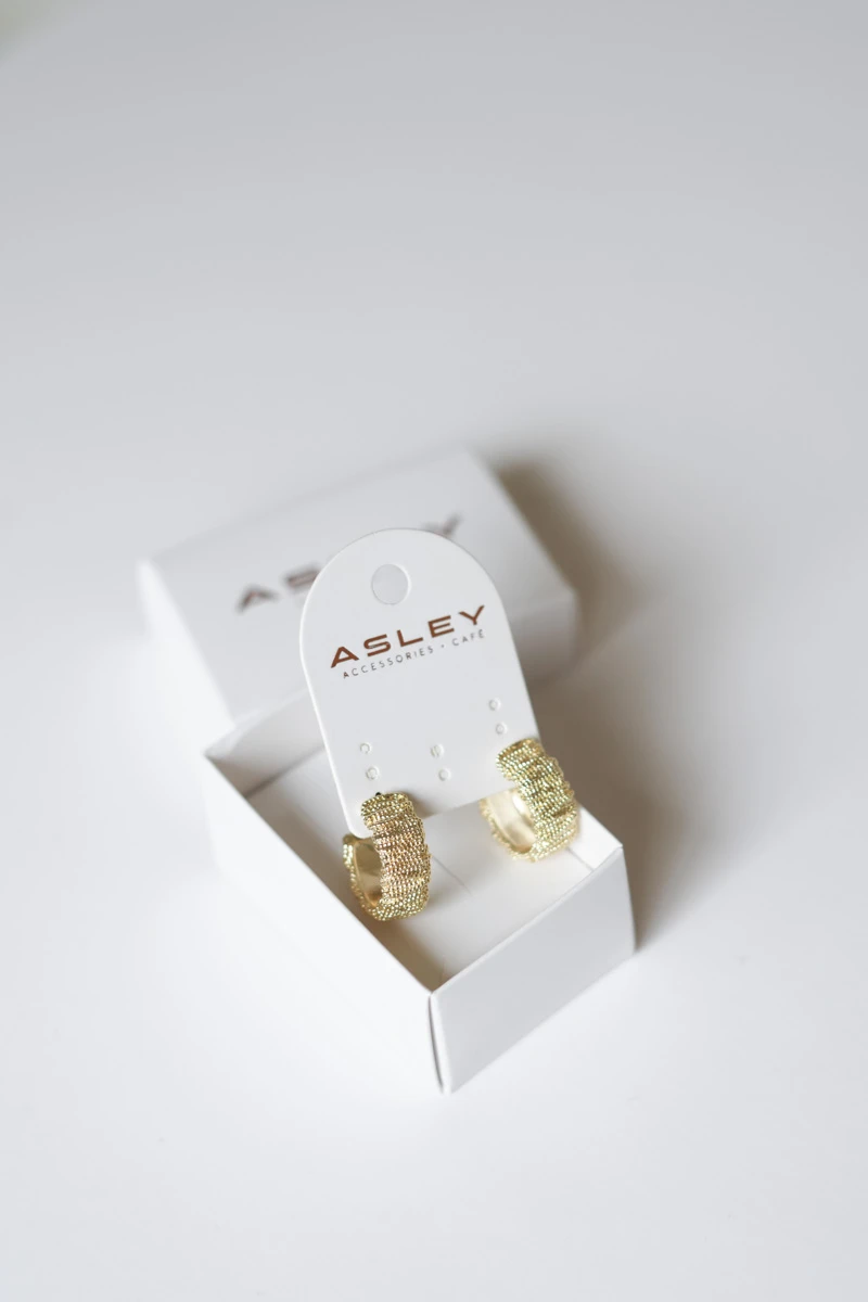 Topçuk Sıralı Gold Yarım Halka Küpe