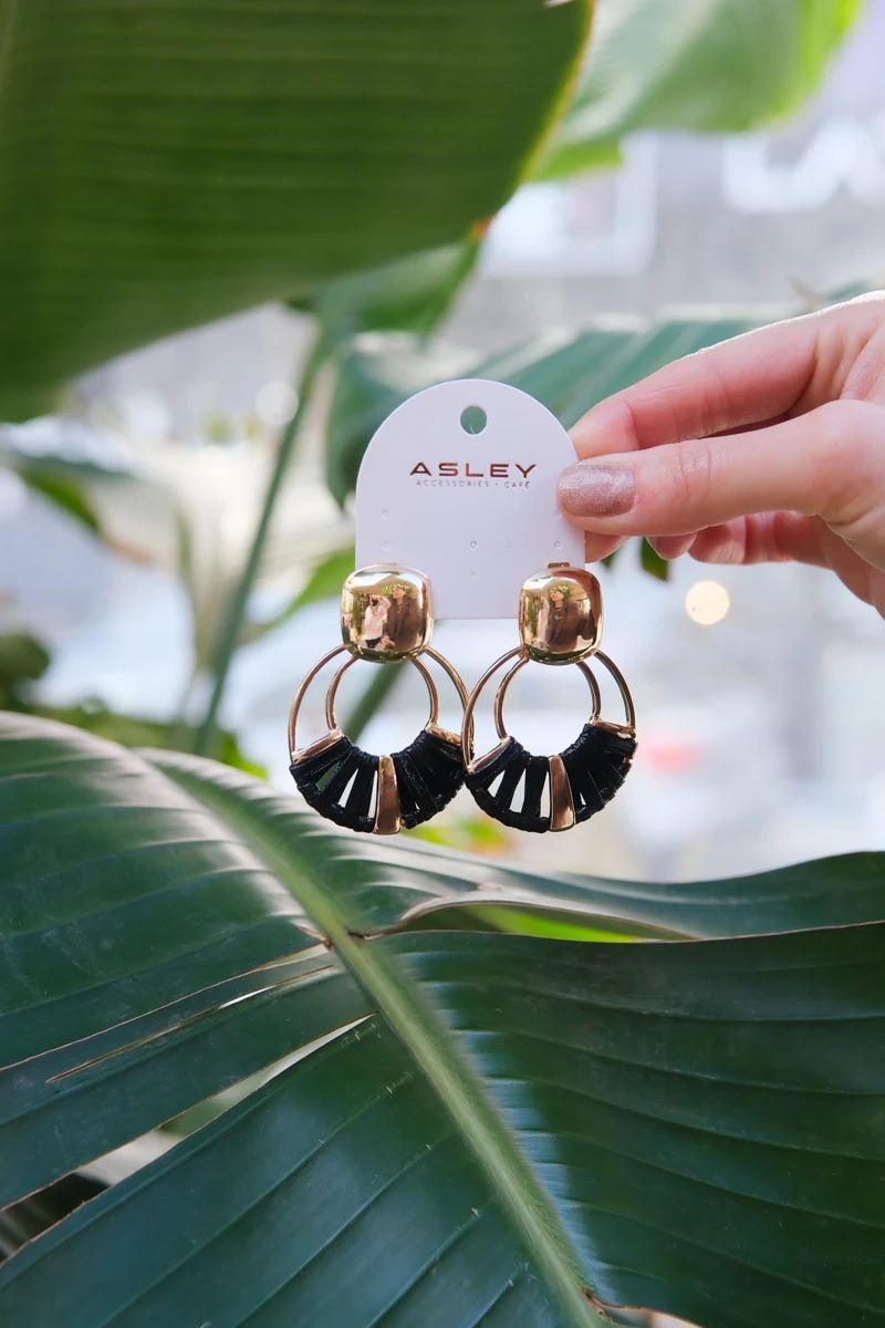 Siyah Deri Detaylı Yelpaze Tasarım Küpe