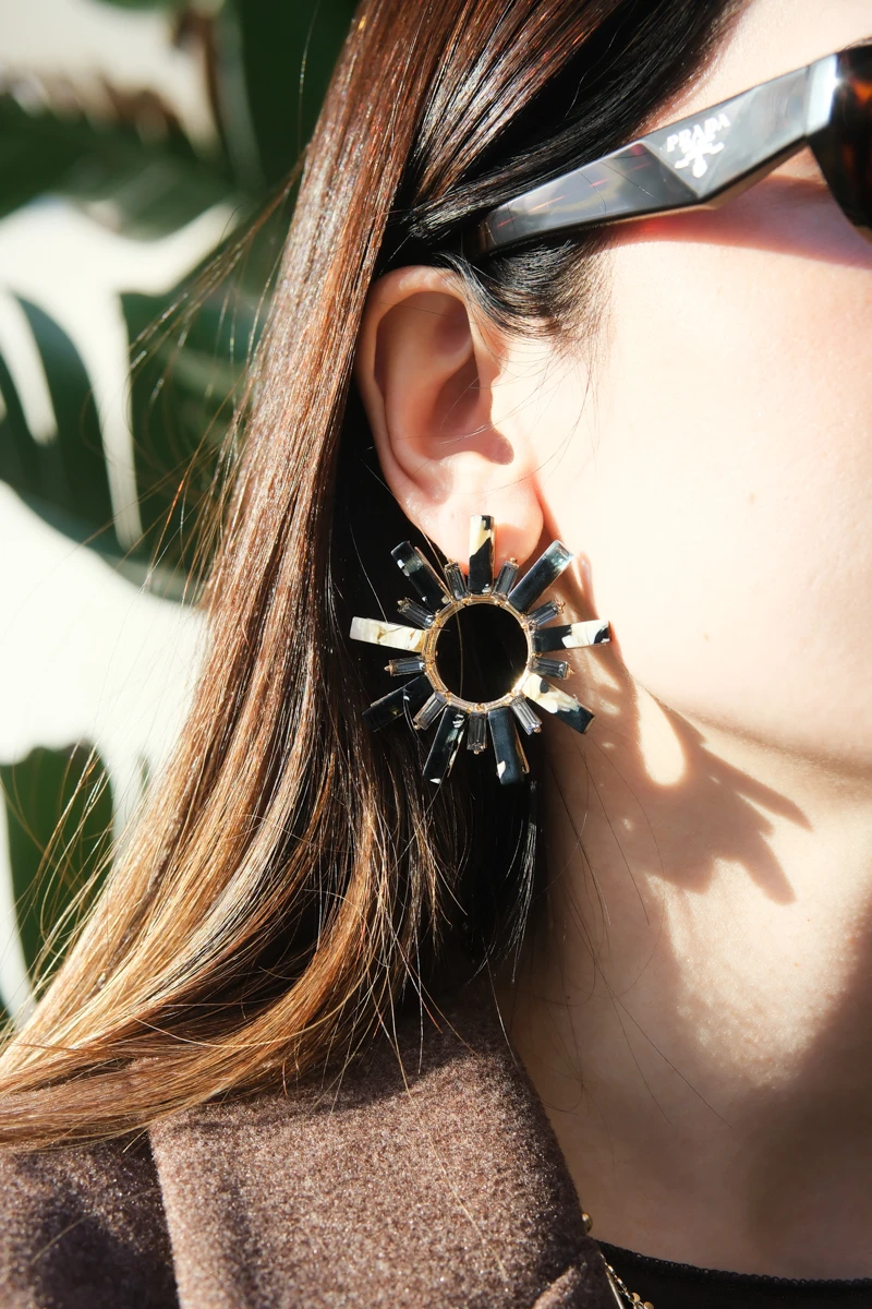 Siyah Taşlı Güneş Tasarım Gold Küpe