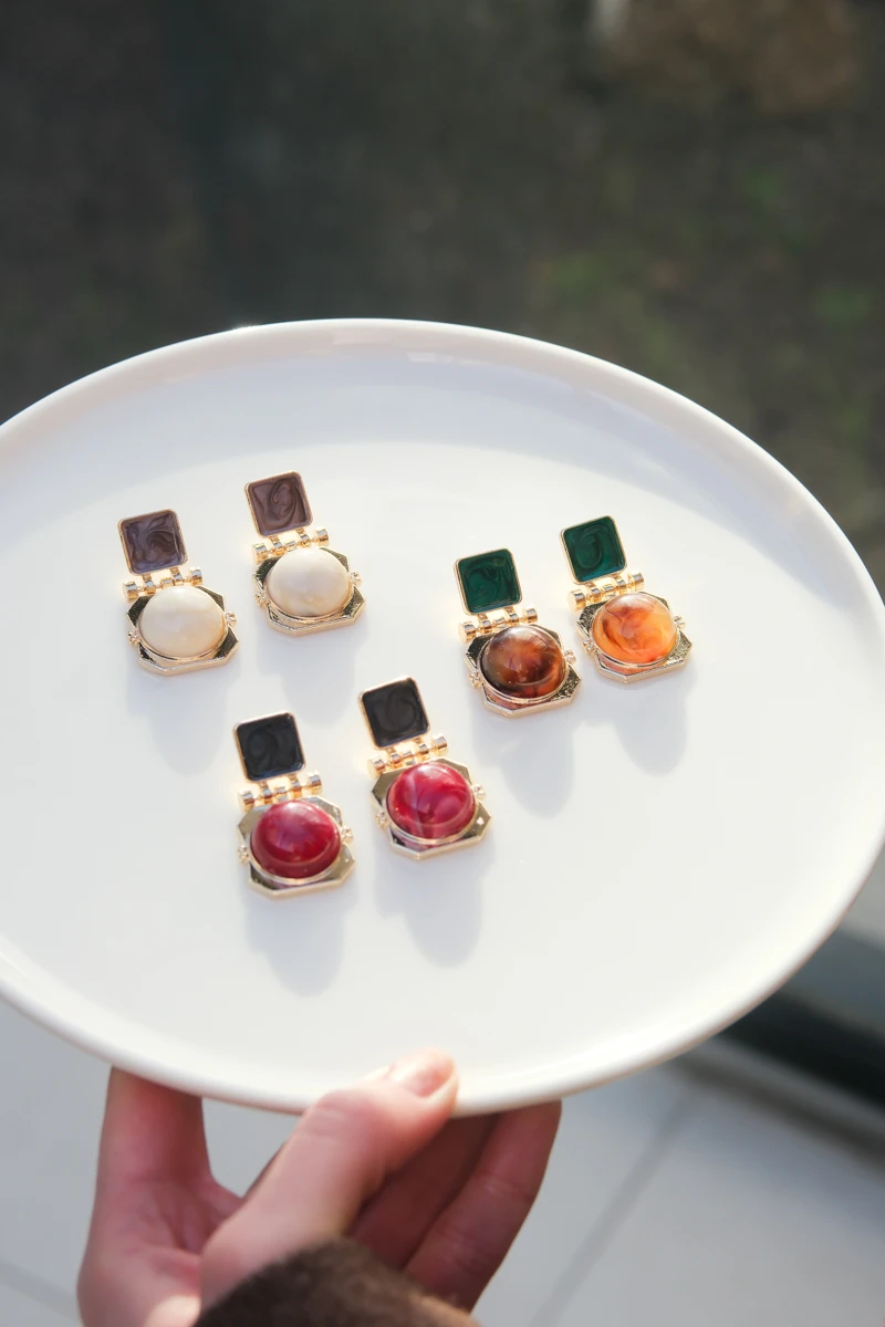 Gold Çerçeveli Kırmızı Mermer Taşlı Geometrik Küpe