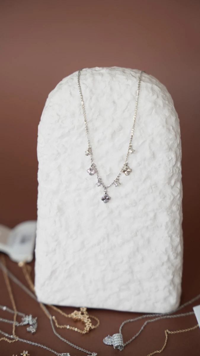 Metal Yonca Sıralı İnce Kolye