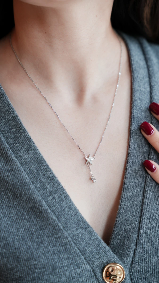 Taşlı Çiçek Detaylı İnce Kolye