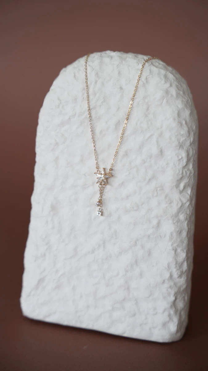 Taşlı Çiçek Detaylı İnce Kolye