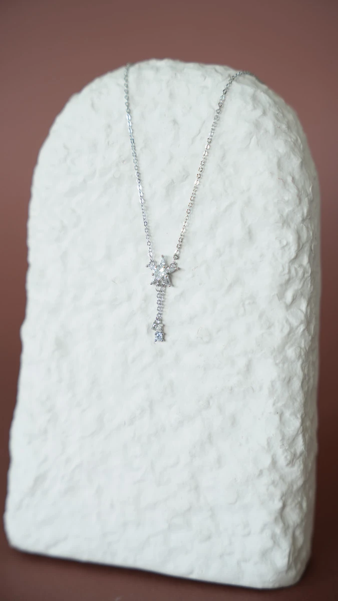 Taşlı Çiçek Detaylı İnce Kolye