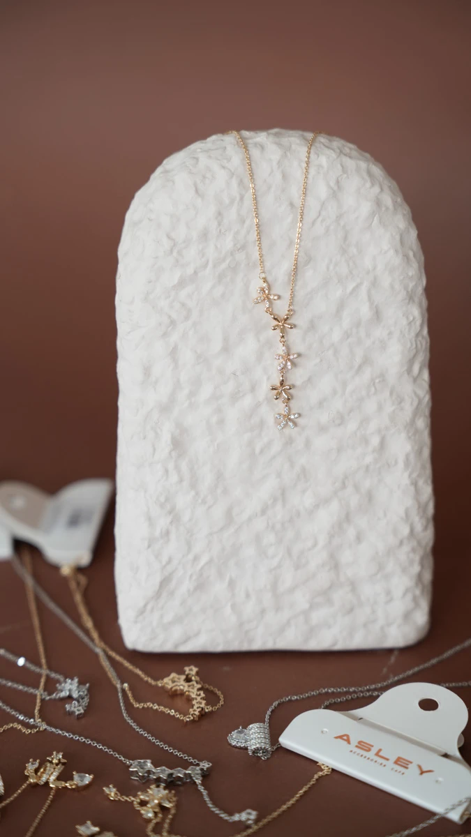 Taşlı Ve Metal Papatya Tasarım Kolye