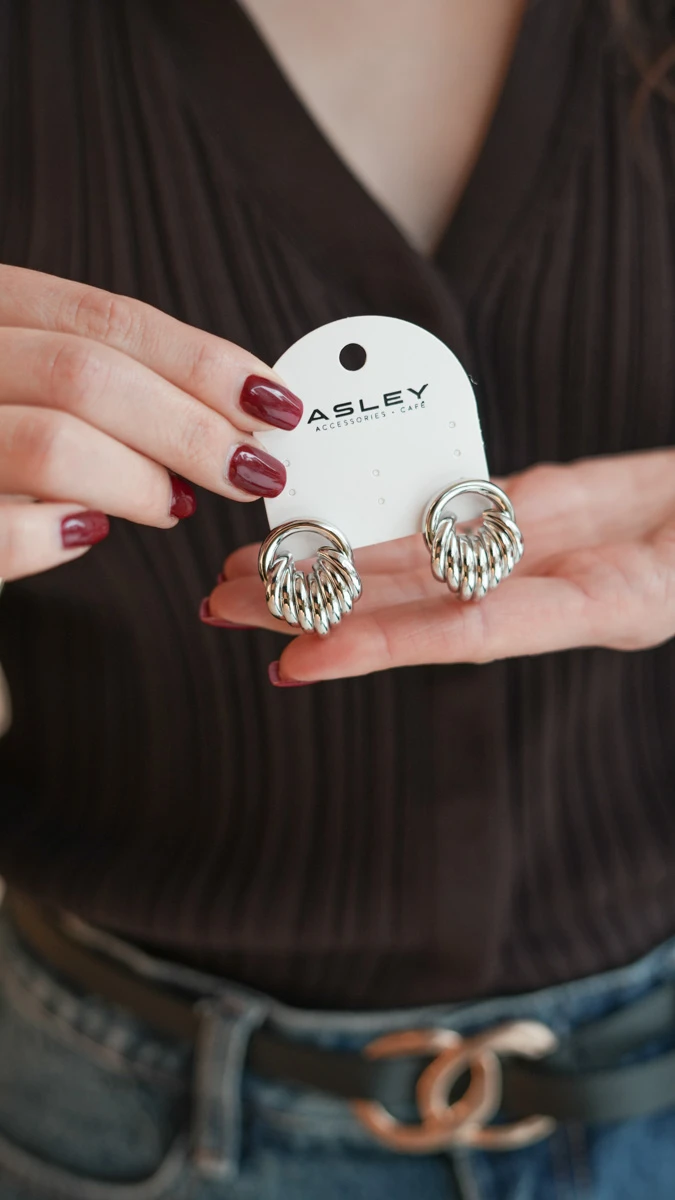 Çoklu Yarım Halka Detaylı Metal Küpe