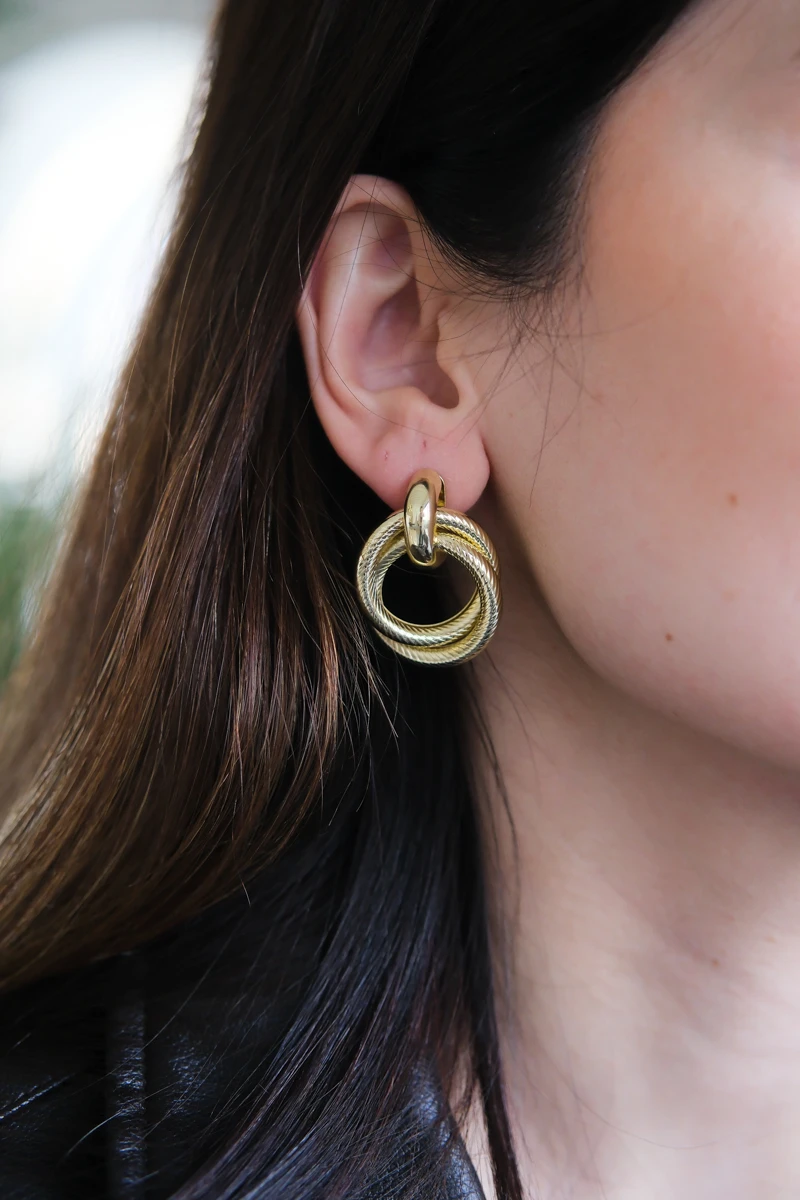 Çizgi Desenli Düğüm Tasarım Gold Sabit Küpe