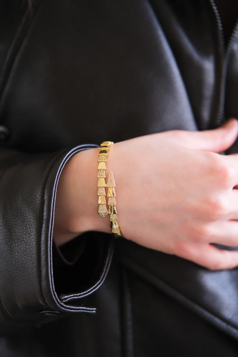 Dokulu Yılan Tasarım Gold Kelepçe