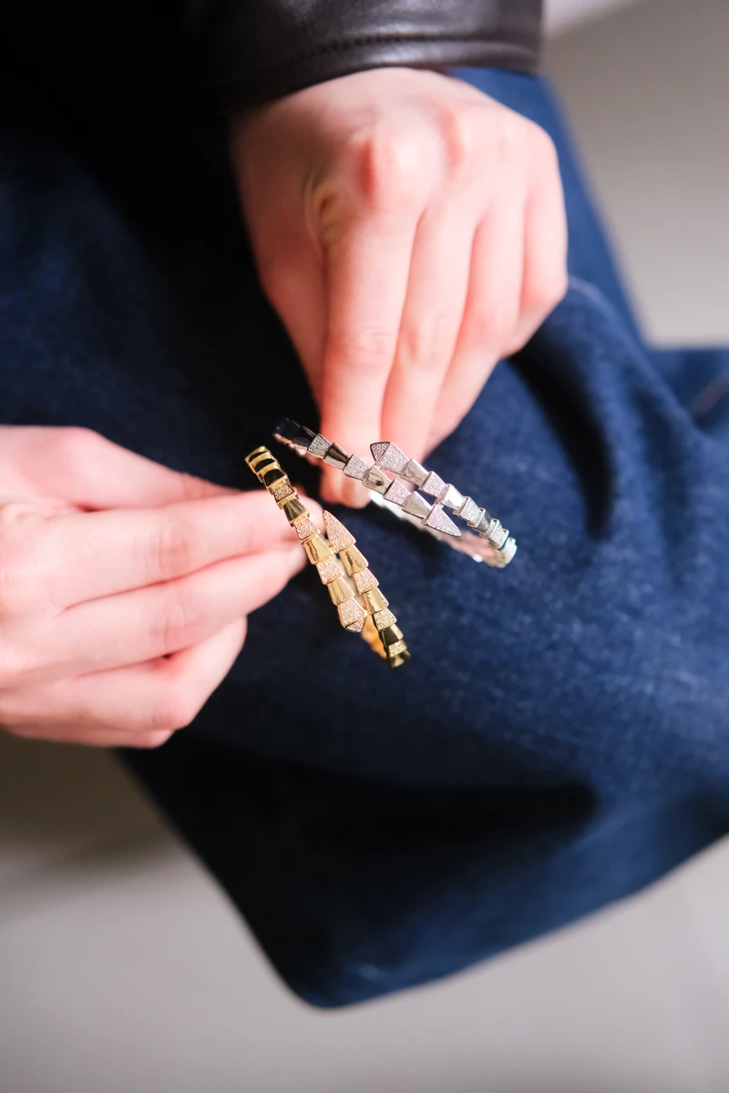 Dokulu Yılan Tasarım Gold Kelepçe