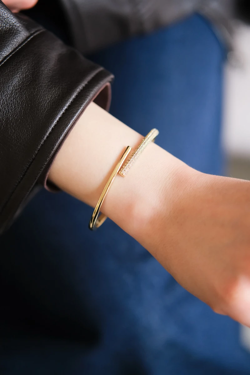 Taşlı Ve Metal Çapraz Görünümlü Gold Kelepçe