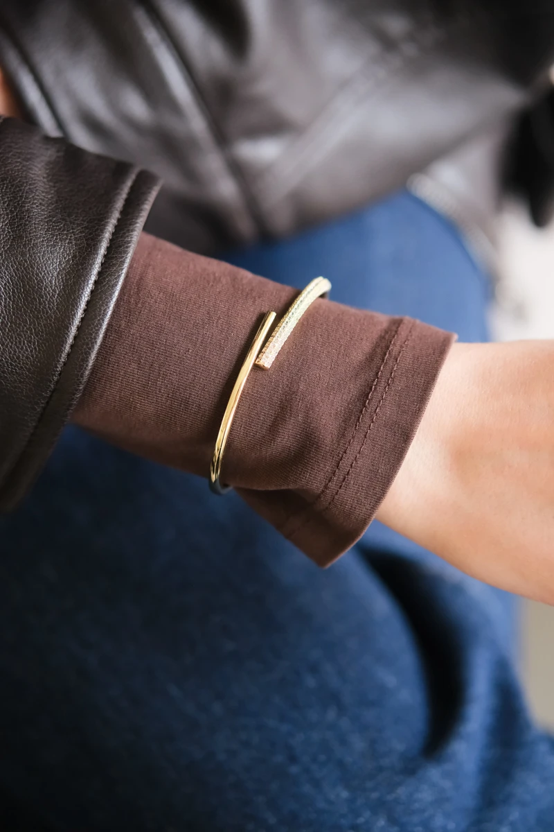 Taşlı Ve Metal Çapraz Görünümlü Gold Kelepçe