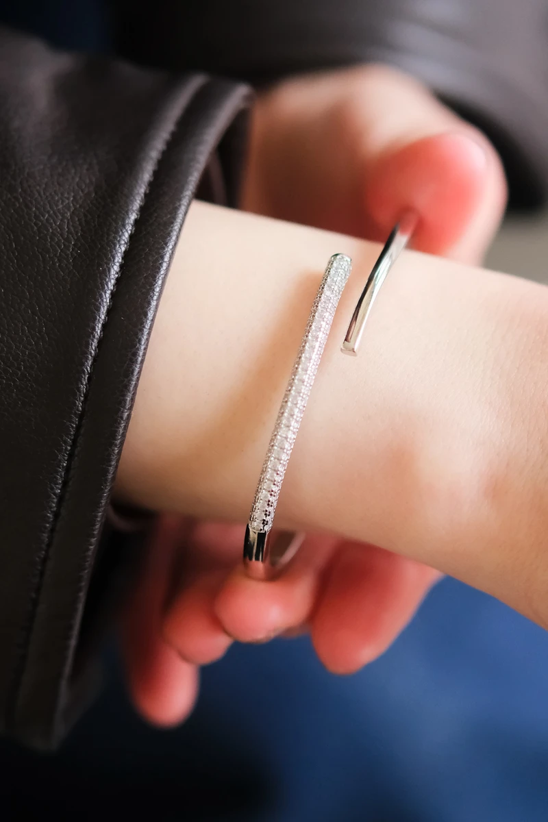 Taşlı Ve Metal Çapraz Görünümlü Gümüş Kelepçe