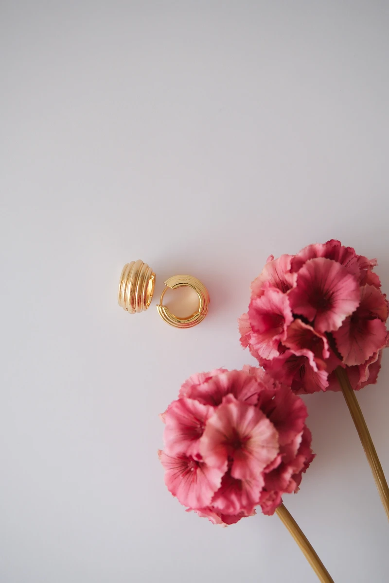 Midye Görünümlü Bombeli Gold Halka Küpe