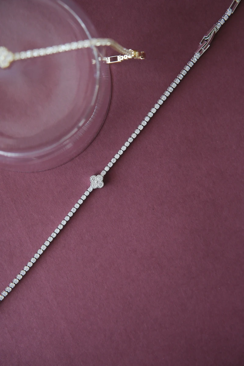 Yuvarlak Taşlı Yonca Detaylı Gümüş Su Yolu Bileklik