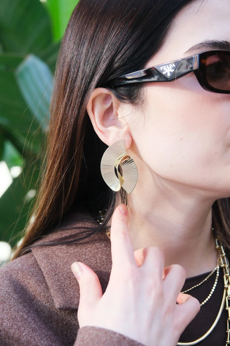 Çizgili Yelpaze Tasarım Gold Küpe