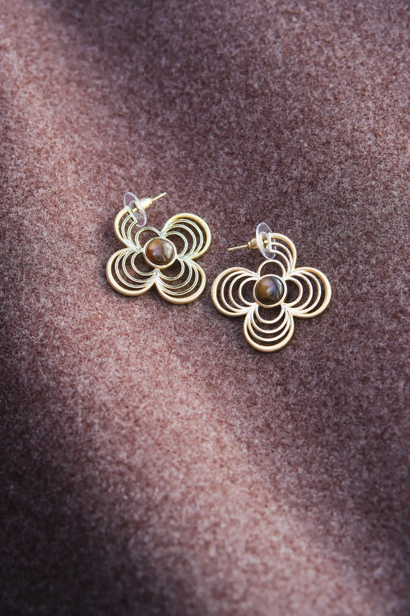 Kahverengi Opal Taş Detaylı Çiçek Tasarım Gold Küpe