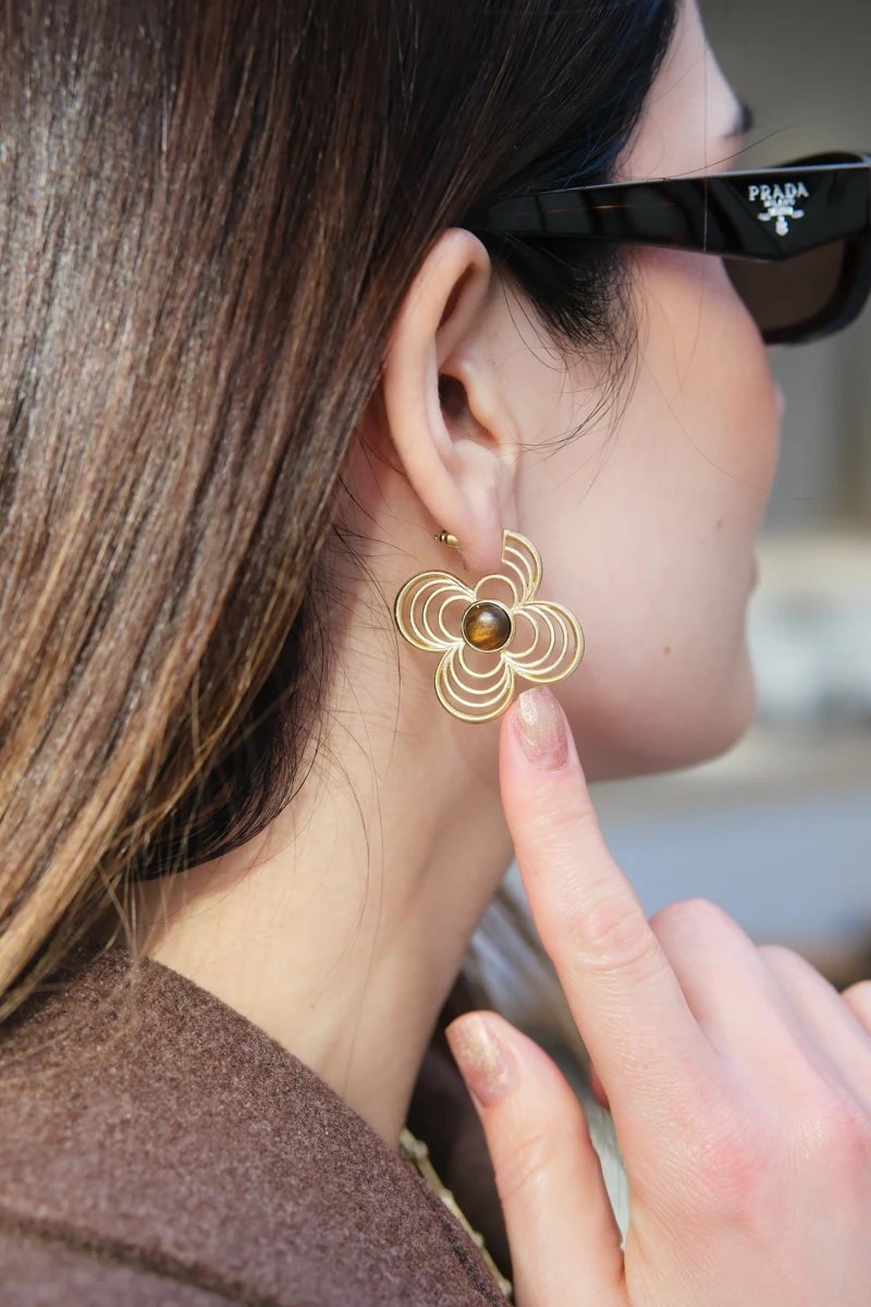 Kahverengi Opal Taş Detaylı Çiçek Tasarım Gold Küpe