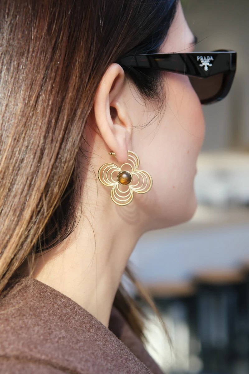 Kahverengi Opal Taş Detaylı Çiçek Tasarım Gold Küpe