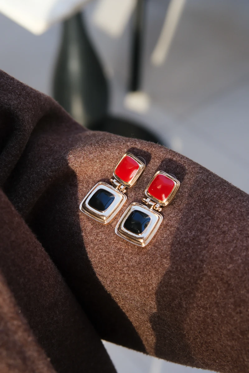 Siyah Ve Kırmızı Mineli İkili Kare Plaka Tasarım Gold Küpe