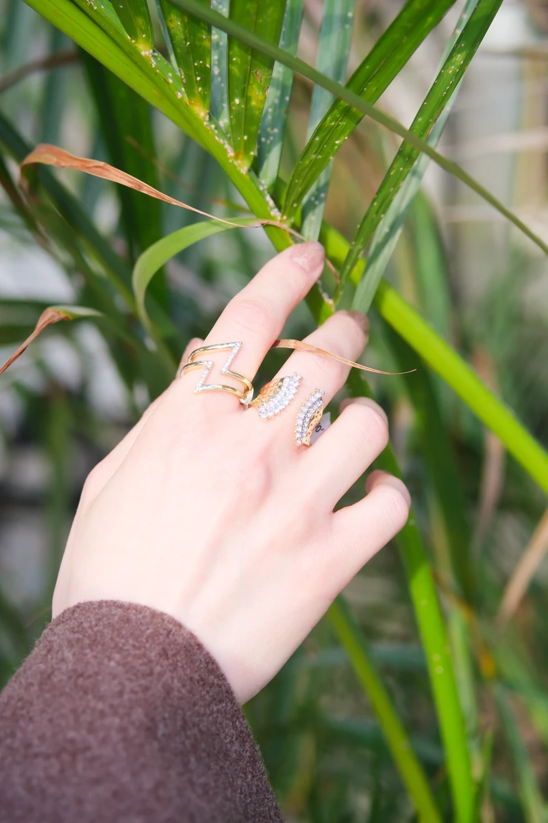 Ortası Taşlı Zikzak Tasarım Gold Yüzük 