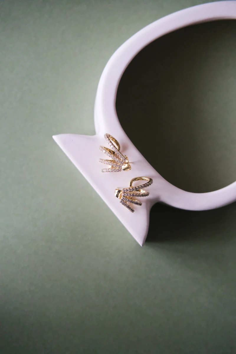 Üzeri Taşlı Çoklu Görünüm Sabit Gold Küpe