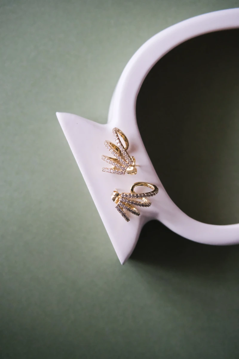 Üzeri Taşlı Çoklu Görünüm Sabit Gold Küpe