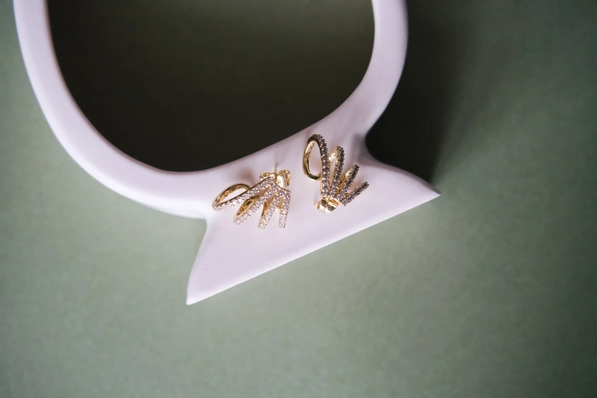 Üzeri Taşlı Çoklu Görünüm Sabit Gold Küpe